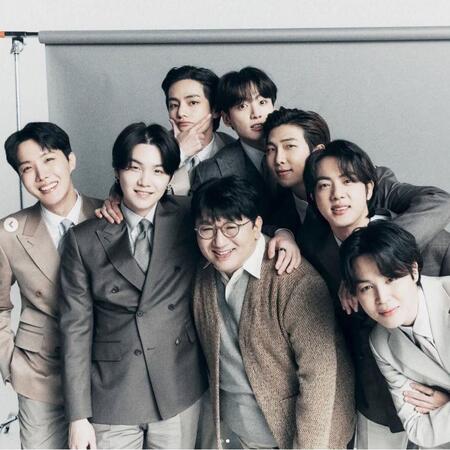 バン・シヒョク会長の公式インスタグラム＠ｈｉｔｍａｎｂ７２より　ＢＴＳに囲まれるバン会長（中央）