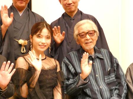 会見を行った横山由依（左）と山田洋次監督