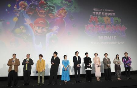 舞台あいさつに登場した（左から）長田庄平、松尾駿、山下大輝、三宅健太、坂本真綾、宮野真守、畠中祐、志田有彩、関智一、西野七瀬、ＨＩＫＡＫＩＮ（撮影・佐々木彰尚）