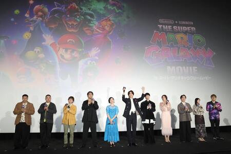 舞台あいさつに登場した（左から）長田庄平、松尾駿、山下大輝、三宅健太、坂本真綾、宮野真守、畠中祐、志田有彩、関智一、西野七瀬、ＨＩＫＡＫＩＮ＝東京・ＴＯＨＯシネマズ六本木ヒルズ（撮影・佐々木彰尚）