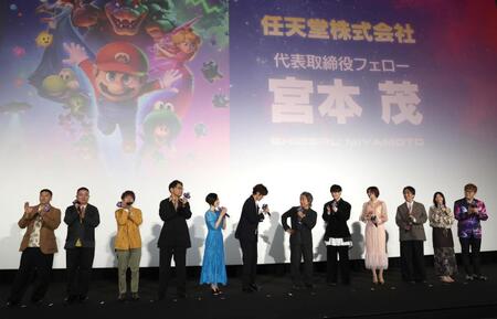 舞台あいさつに登場した（左から）チョコレートプラネット・長田庄平、松尾駿、山下大輝、三宅健太、坂本真綾、宮野真守、任天堂・宮本茂代表取締役フェロー、畠中祐、志田有彩、関智一、西野七瀬、ＨＩＫＡＫＩＮ＝東京・ＴＯＨＯシネマズ六本木ヒルズ（撮影・佐々木彰尚）