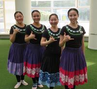 アロハポーズを決める新人フラガールの（左から）荒木愛海さん、日野樹凛さん、笛木胡乃香さん、吉田海音さん