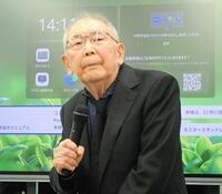 　関根忠郎さんのお別れの会でスピーチする伊藤俊也監督