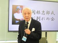 　関根忠郎さんのお別れの会でスピーチする内藤誠監督