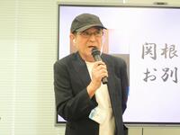 　関根忠郎さんのお別れの会でスピーチする平山秀幸監督