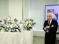 　関根忠郎さんのお別れの会でスピーチする内藤誠監督