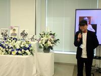 　関根忠郎さんのお別れの会でスピーチする平山秀幸監督