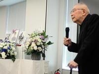 　関根忠郎さんのお別れの会でスピーチする伊藤俊也監督