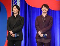 　完成披露試写会に登壇した中村倫也（左）と神木隆之介（撮影・石井剣太郎）