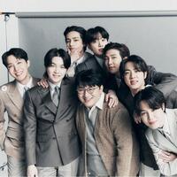 バン・シヒョク会長の公式インスタグラム＠ｈｉｔｍａｎｂ７２より　ＢＴＳに囲まれるバン会長（中央）