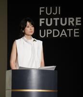 会見で司会を務めた元アナウンサーの秋元優里さん