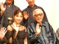 会見を行った横山由依（左）と山田洋次監督