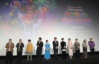 舞台あいさつに登場した（左から）長田庄平、松尾駿、山下大輝、三宅健太、坂本真綾、宮野真守、畠中祐、志田有彩、関智一、西野七瀬、ＨＩＫＡＫＩＮ（撮影・佐々木彰尚）