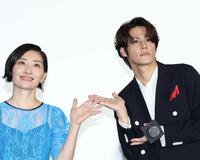 舞台あいさつに登場した坂本真綾（左）と宮野真守（撮影・佐々木彰尚）