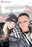 「ラブ上等」でカップルとなった「つーさん」とピースで決める鈴木ユリア。公式インスタグラム＠ｙｕｒｉａ＿ｓｕｚｕｋｉより