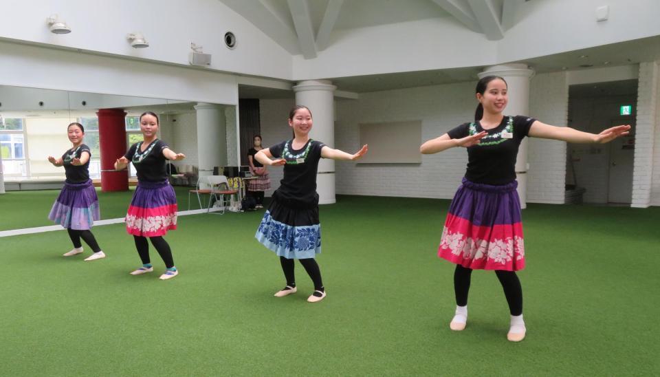 初レッスンを受ける新人フラガールの（左から）荒木愛海さん、日野樹凛さん、笛木胡乃香さん、吉田海音さん