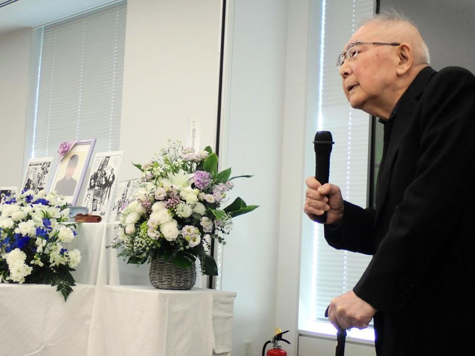 　関根忠郎さんのお別れの会でスピーチする伊藤俊也監督