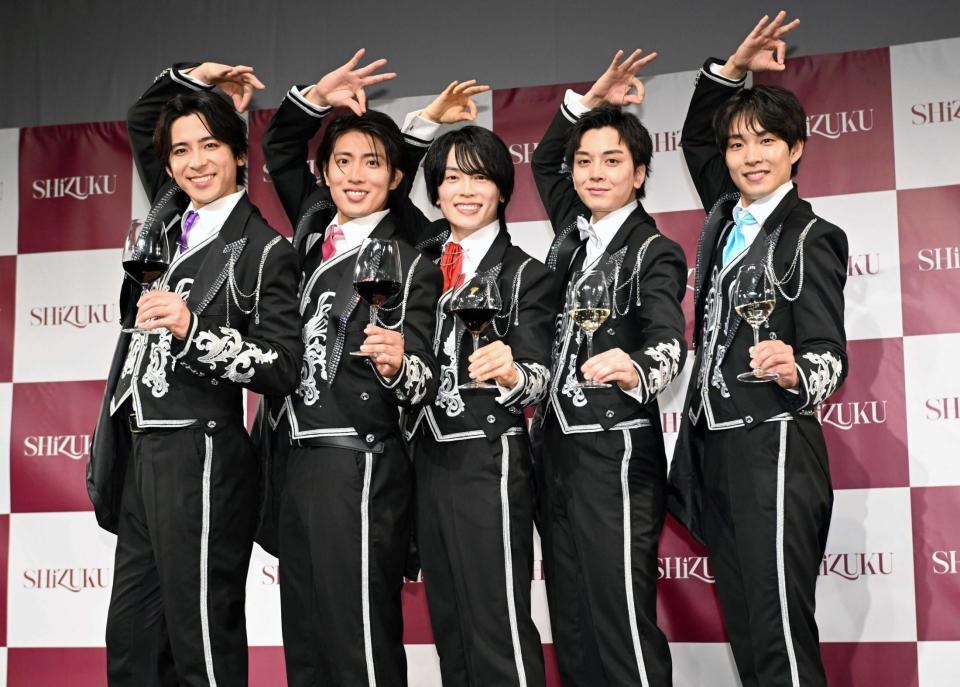 　ＳＨｉＺＵＫＵの（左から）古川カベルネ卓人、真田メルロ煌生、石田ピノ知之、松田シャルドネ創太郎、門脇リースリング卓史（撮影・開出牧）　