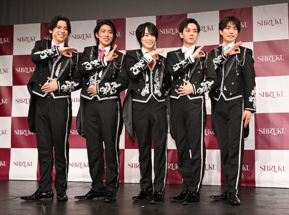 　新グループお披露目会でしずくポーズを決めるＳＨｉＺＵＫＵの（左から）古川カベルネ卓人、真田メルロ煌生、石田ピノ知之、松田シャルドネ創太郎、門脇リースリング卓史（撮影・開出牧）