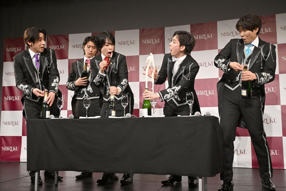 　スパークリング開栓式でフライングするＳＨｉＺＵＫＵの松田シャルドネ創太郎（右から２人目）。右端は門脇リースリング卓史、左から古川カベルネ卓人、真田メルロ煌生、石田ピノ知之（撮影・開出牧）