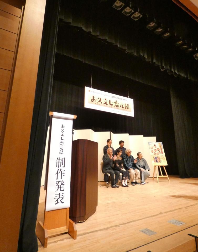 会見を行った横山由依（前列左から２番目）