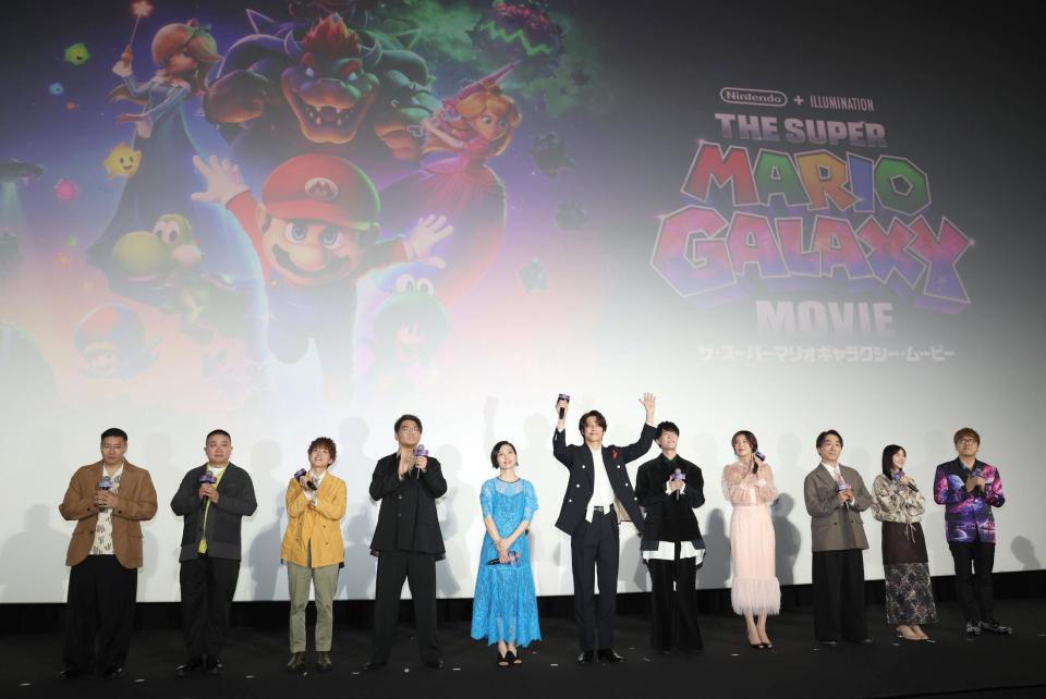 舞台あいさつに登場した（左から）長田庄平、松尾駿、山下大輝、三宅健太、坂本真綾、宮野真守、畠中祐、志田有彩、関智一、西野七瀬、ＨＩＫＡＫＩＮ＝東京・ＴＯＨＯシネマズ六本木ヒルズ（撮影・佐々木彰尚）