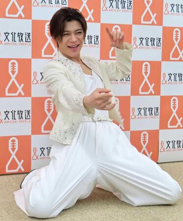 定例会見にゲストで出席した新浜レオン