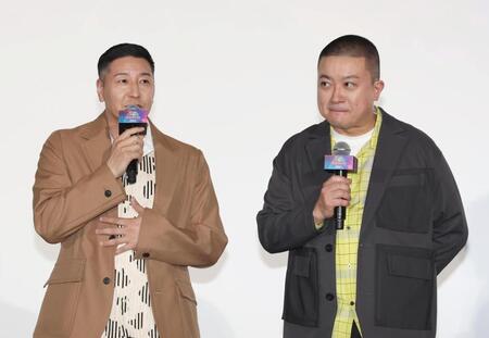 舞台あいさつに登場したチョコレートプラネット・長田庄平（左）と松尾駿（撮影・佐々木彰尚）