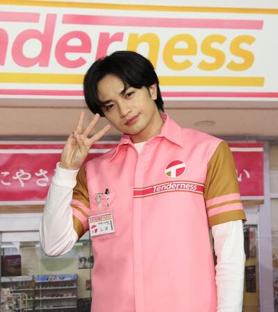 ポーズを決める中島健人（撮影・佐々木彰尚）