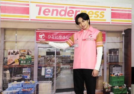 ポーズを決める中島健人（撮影・佐々木彰尚）