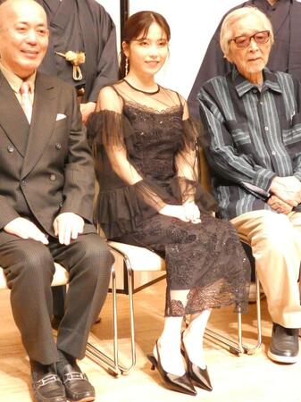 会見を行った横山由依（写真中央）