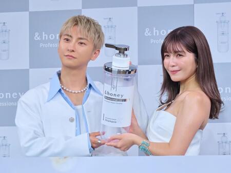 イベントに出席した與真司郎（左）と宇野実彩子