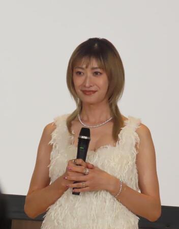 新製品発表会に出席した山田優