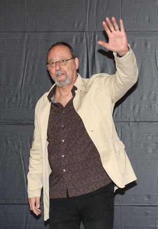 手を振るジャン・レノ（撮影・佐々木彰尚）