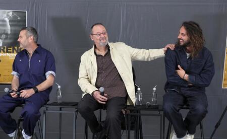 会見に登場した（左から）演出のラディスラス・ショラー氏、ジャン・レノ、パブロ・ランティ氏（撮影・佐々木彰尚）