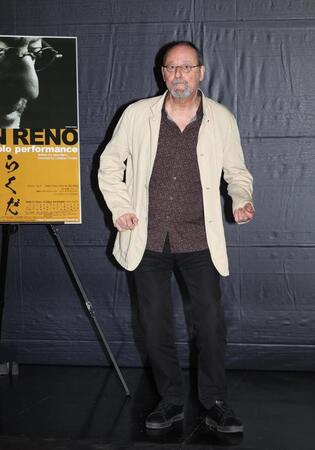 ノリノリのジャン・レノ（撮影・佐々木彰尚）