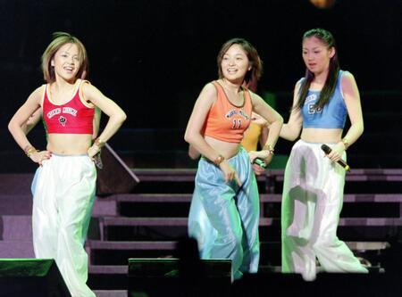 卒業コンサートでパフォーマンスするモーニング娘。の市井紗耶香（中央）＝２０００年５月２１日