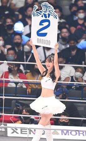 ２ラウンドを告げるライジンガール（撮影・高石航平）