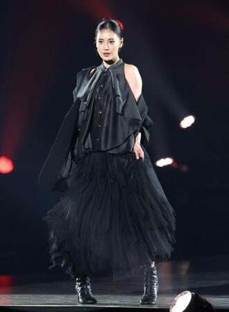 ランウェイを歩く藤井夏恋（撮影・石井剣太郎）