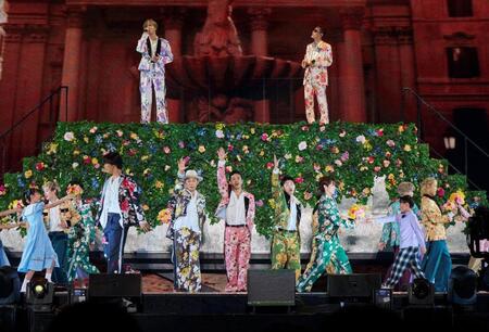 手を上げてステージ中心で踊る（中央左から）ＥＸＩＬＥ　ÜＳＡ、ＥＸＩＬＥ　ＭＡＴＳＵ、ＥＸＩＬＥ　ＭＡＫＩＤＡＩ