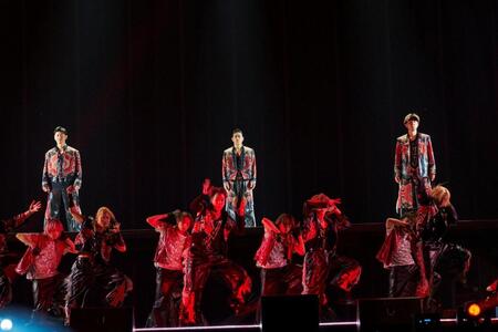 ６曲目後に登場した（左から）ＥＸＩＬＥ　ＭＡＫＩＤＡＩ、ＥＸＩＬＥ　ＭＡＴＳＵ、ＥＸＩＬＥ　ÜＳＡ