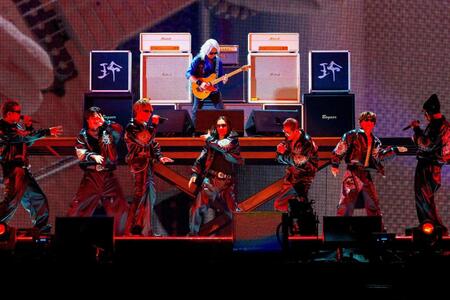 東京ドームで豪華コラボを果たしたＢ’ｚ・松本孝弘（上段）と（下段左から）ＥＸＩＬＥ　ＳＨＯＫＩＣＨＩ、小林直己、ＥＸＩＬＥ　ＴＡＫＡＨＩＲＯ、ＥＸＩＬＥ　ＡＫＩＲＡ、ＥＸＩＬＥ　ＡＴＳＵＳＨＩ、ＥＸＩＬＥ　ＮＡＯＴＯ、ＥＸＩＬＥ　ＮＥＳＭＩＴＨ