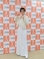 定例会見にゲストで出席した新浜レオン