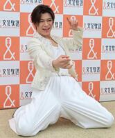 定例会見にゲストで出席した新浜レオン