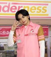 ポーズを決める中島健人（撮影・佐々木彰尚）