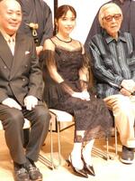 会見を行った横山由依（写真中央）