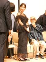 会見を行った横山由依（写真中央）