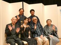 会見を行った横山由依（前列左から２番目）、山田洋次監督（前列左から３番目）＝都内