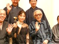 会見を行った横山由依（前列中央左）、山田洋次監督（前列中央右）＝都内