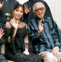 手を振る横山由依（左）と山田洋次監督